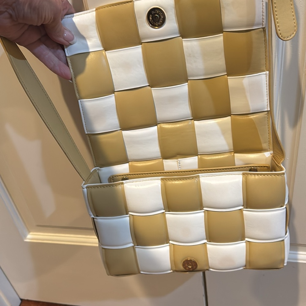 Chic Woven Gold and White Crossbody Bag - Picture 2 of 3